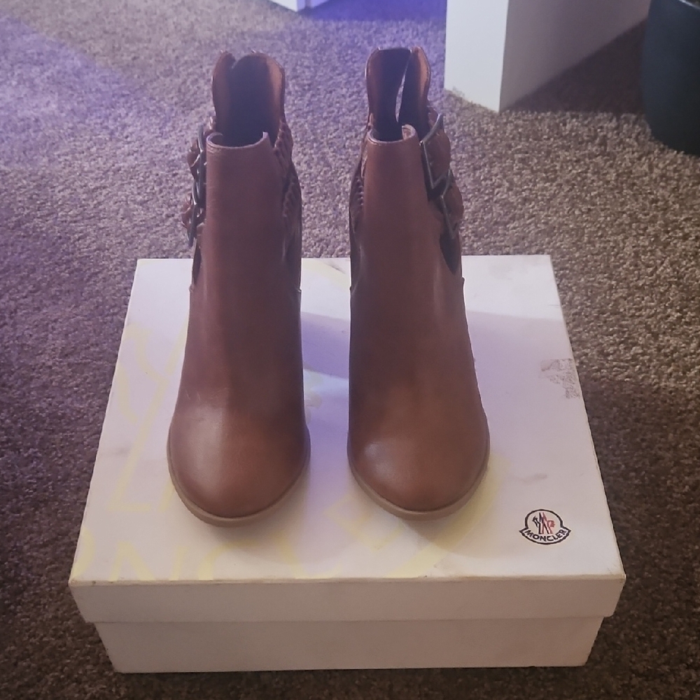Brown Ankle Boots with Medium Heel and Sleek Design